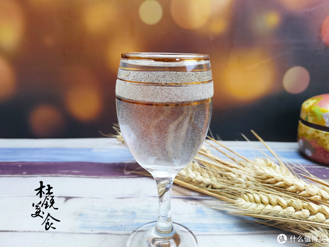 喝茅台酒，内行为什么旁边放1瓶矿泉水？有4点妙用，看完涨知识