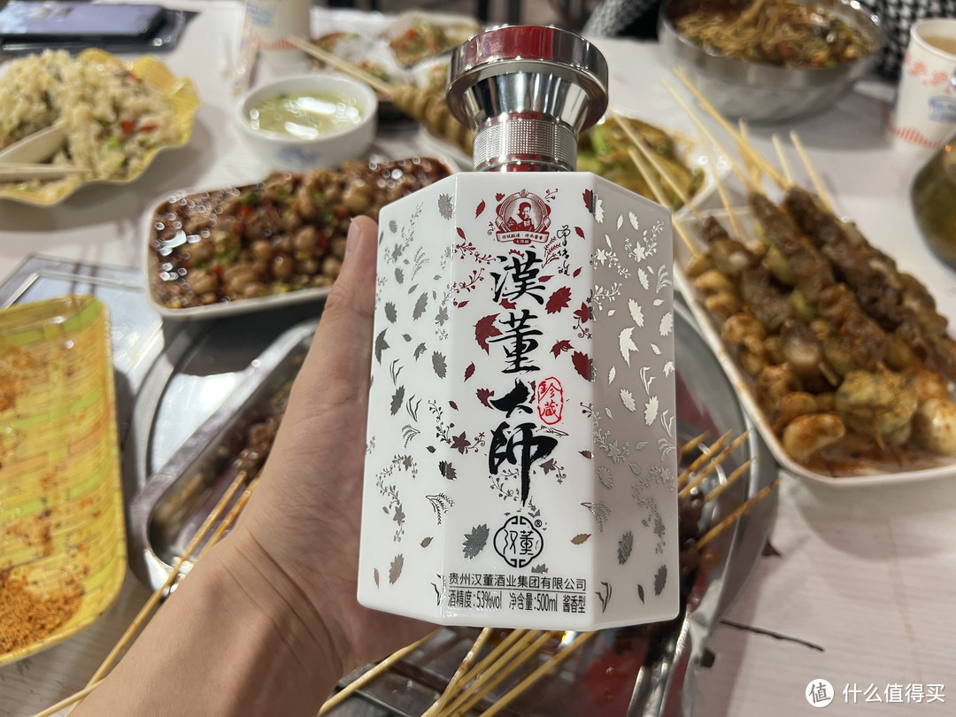 喝茅台酒，内行为什么旁边放1瓶矿泉水？有4点妙用，看完涨知识